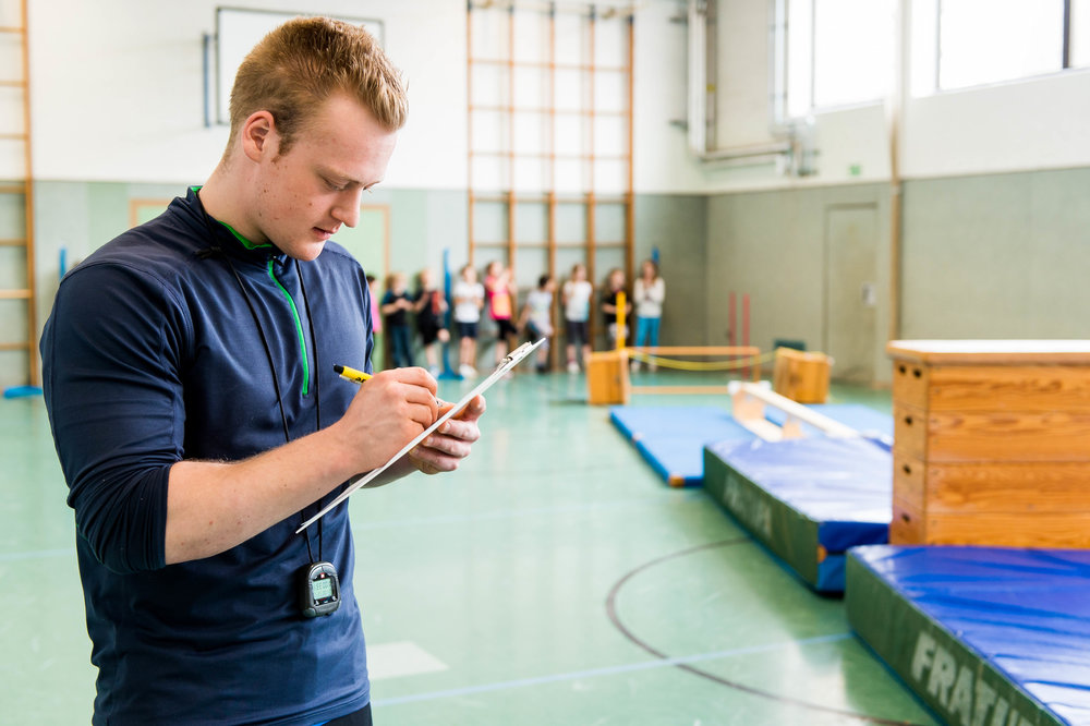 Trainer Sporthalle Coaching Beobachtung