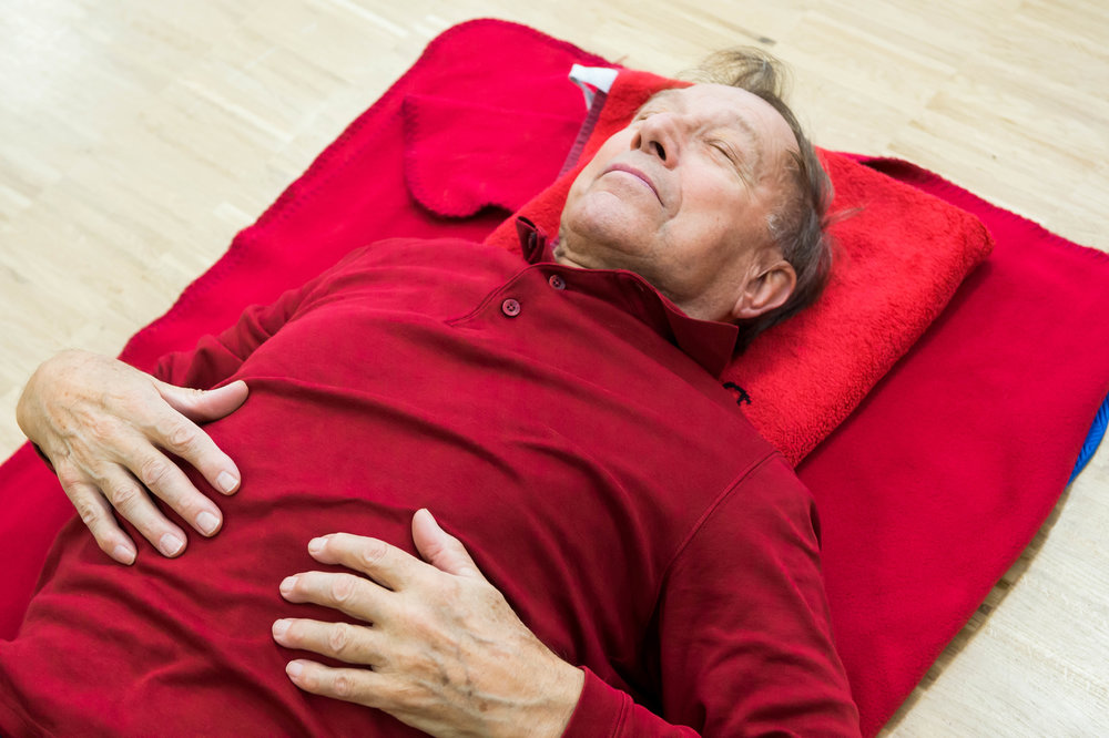 Senior*innen – entspannung rote matte wellness